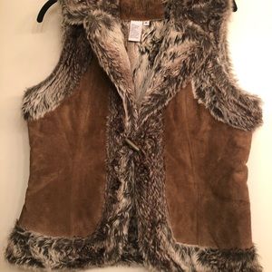 Faux fur/suede vest with hoop and button closure